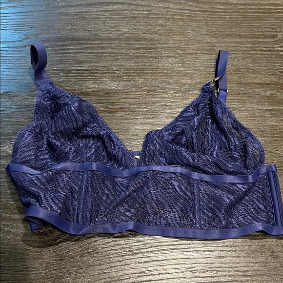 Elegant Lace Bralette in Navy Blue - Picture 1 of 4